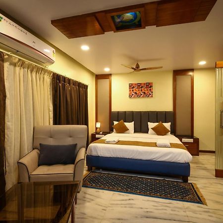 Lj Dadi'S Grand Hotel Visakhapatnam Buitenkant foto