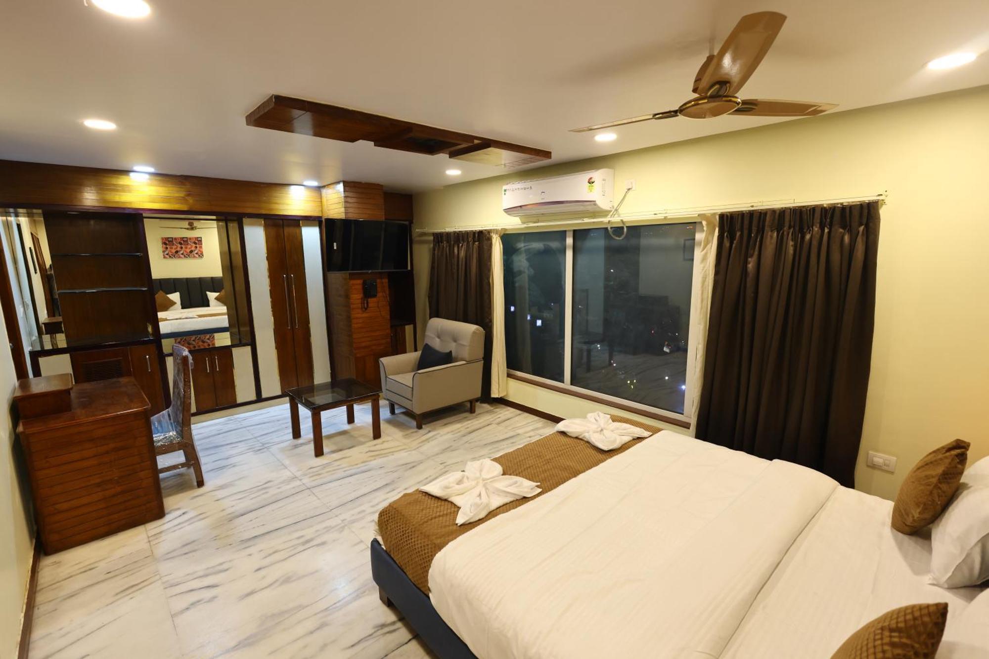 Lj Dadi'S Grand Hotel Visakhapatnam Buitenkant foto