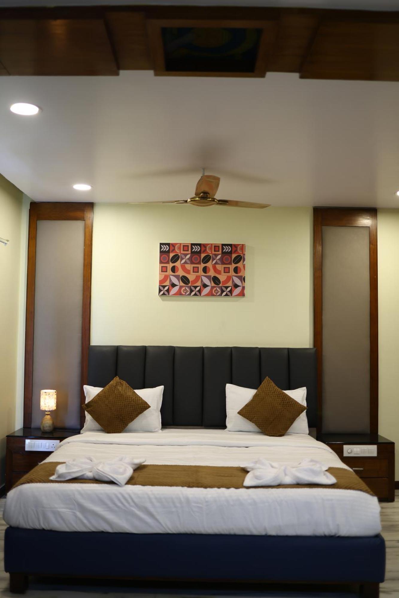Lj Dadi'S Grand Hotel Visakhapatnam Buitenkant foto