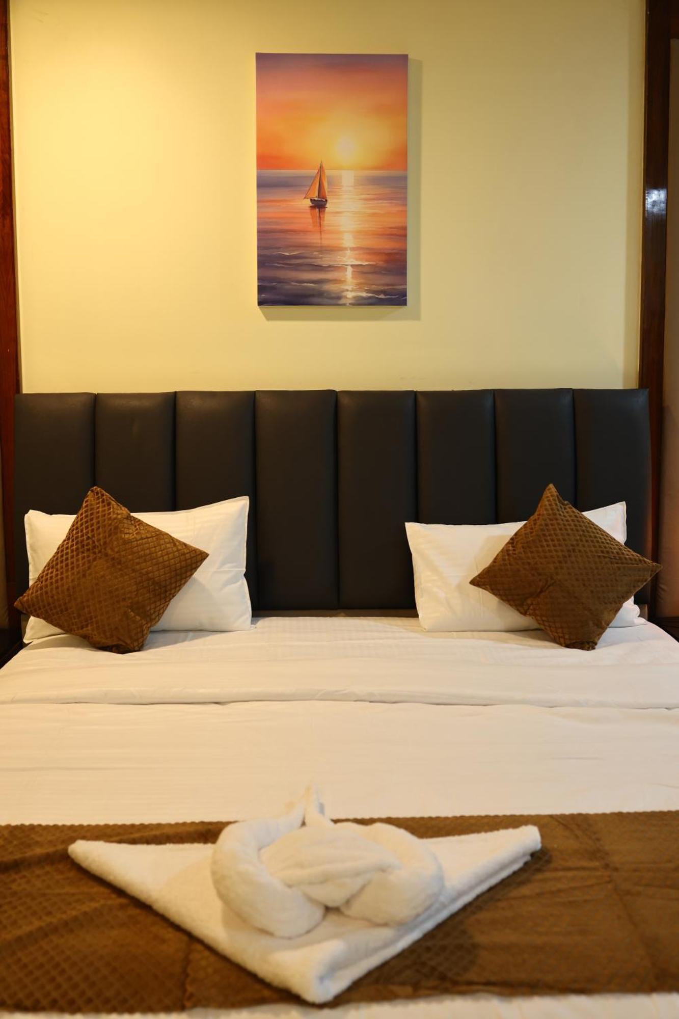 Lj Dadi'S Grand Hotel Visakhapatnam Buitenkant foto