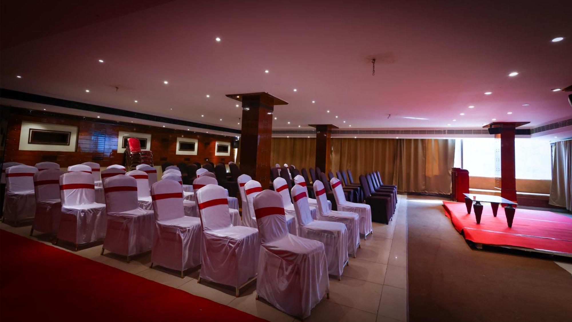 Lj Dadi'S Grand Hotel Visakhapatnam Buitenkant foto