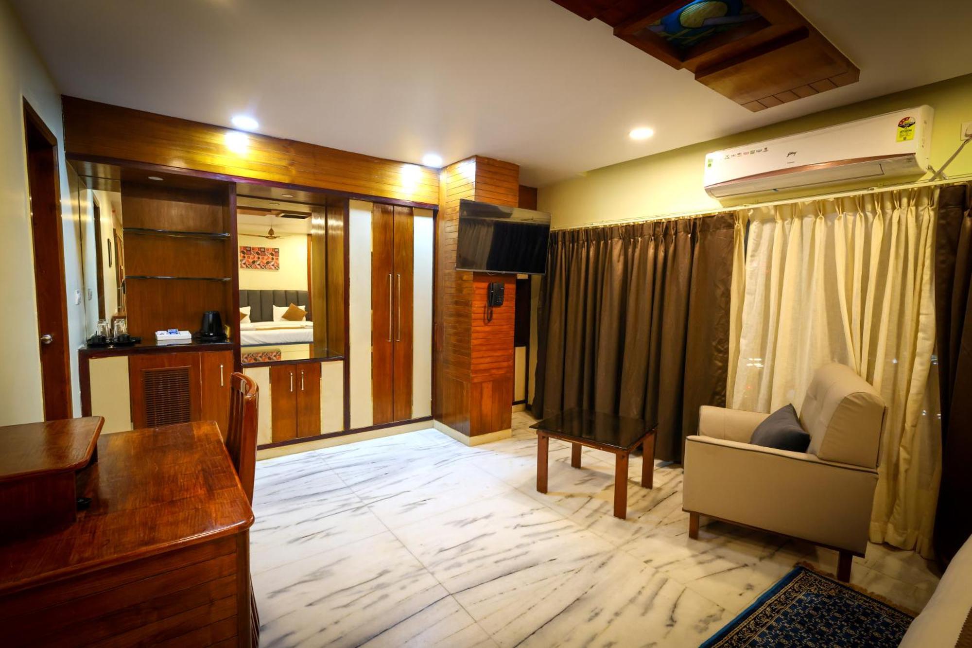Lj Dadi'S Grand Hotel Visakhapatnam Buitenkant foto